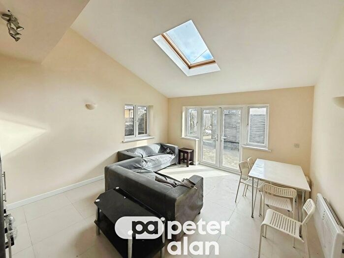 2 Bedroom Flat To Rent In Newport Road, Cardiff, CF24