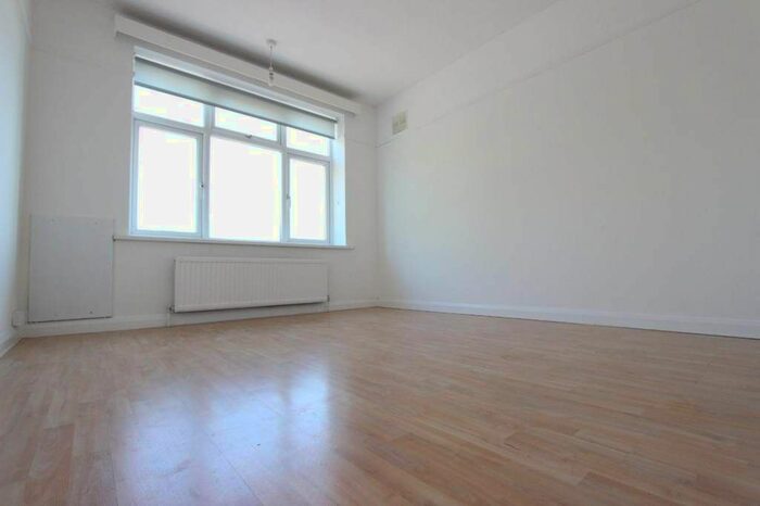 2 Bedroom Flat To Rent In High Road, London, N12