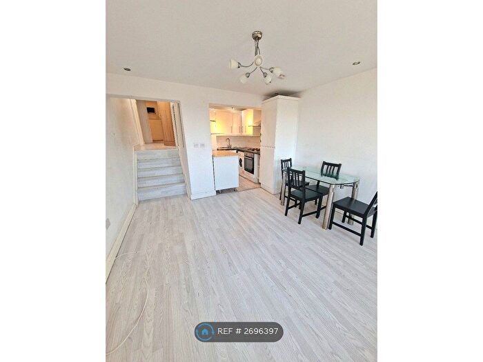 3 Bedroom Flat To Rent In Morden Road, London, SW19