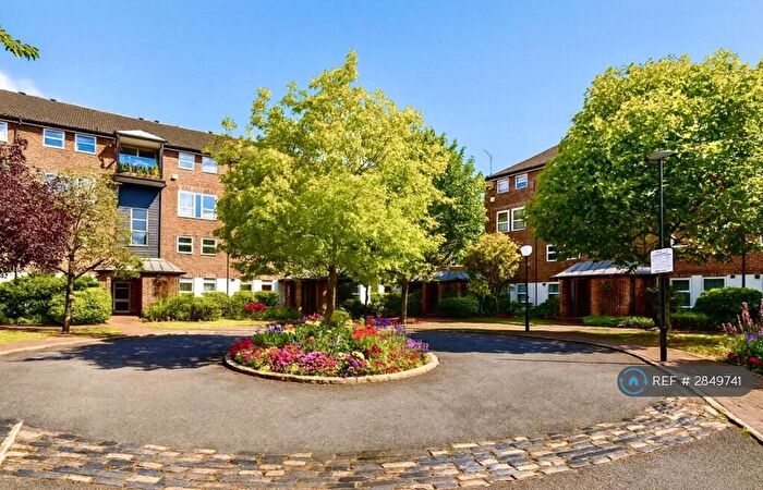 3 Bedroom Flat To Rent In Morgans Walk, London, SW11