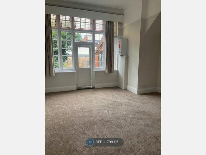 Studio To Rent In Heathfield Park, London, NW2