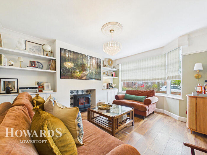 3 Bedroom Semi Detached House For Sale In Hillcrest Gardens, Lowestoft, NR32