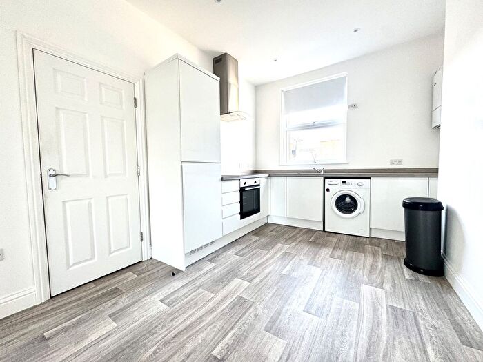 2 Bedroom Flat To Rent In West Cliff Road, Ramsgate, Kent, CT11