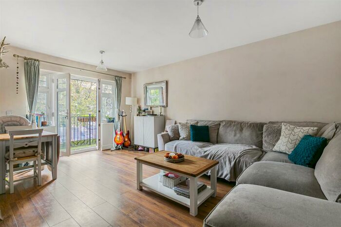 2 Bedroom Flat To Rent In Cambridge Road, Kingston Upon Thames, KT1