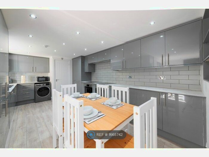 6 Bedroom Semi-Detached House To Rent In Lambrook Road, Bristol, BS16