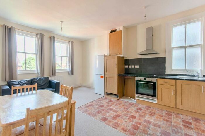 2 Bedroom Flat To Rent In Uxbridge Road, Shepherd's Bush, London, W12