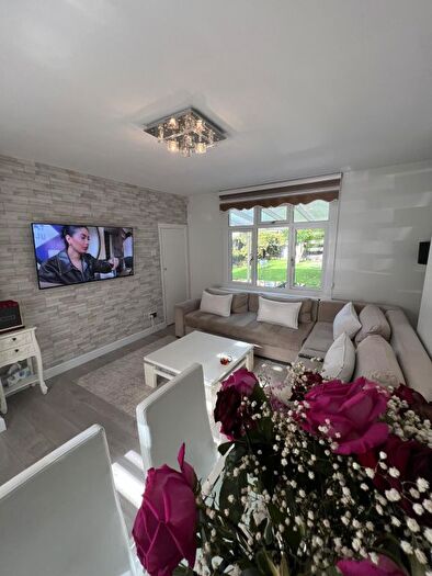 2 Bedroom End Of Terrace House To Rent In Rivulet Road, London, N17