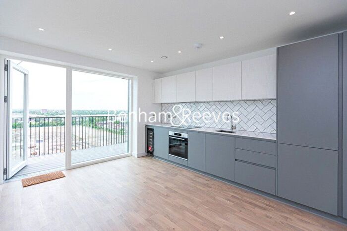 1 Bedroom Flat To Rent In Cedrus Avenue, Southall, UB1