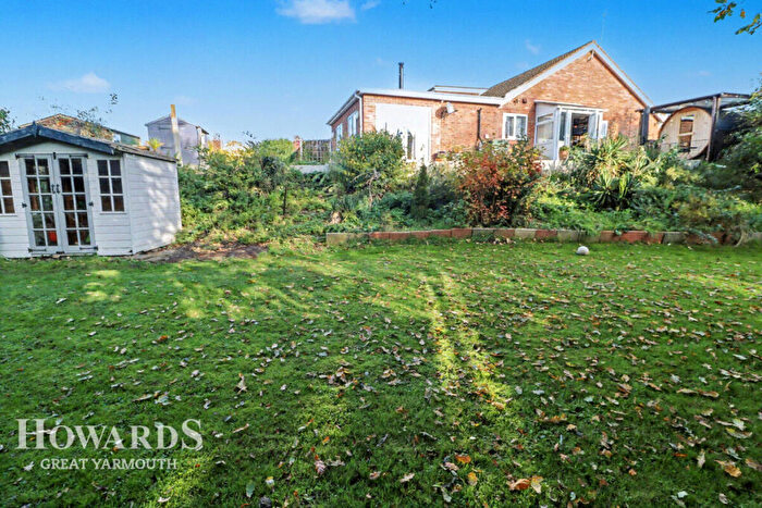 3 Bedroom Semi-Detached Bungalow For Sale In The Paddock, Hemsby, NR29