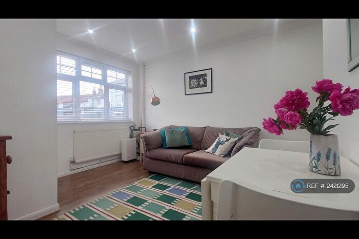 1 Bedroom Flat To Rent In Walton Road, West Molesey, KT8