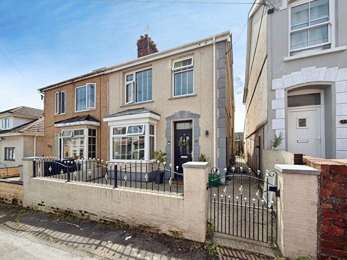 4 Bedroom Semi-Detached House For Sale In Bryngwyn Road, Llanelli, SA14