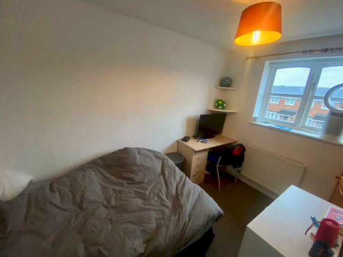 3 Bedroom House To Rent In **£ Pppw** Heron Drive, Lenton, NG7