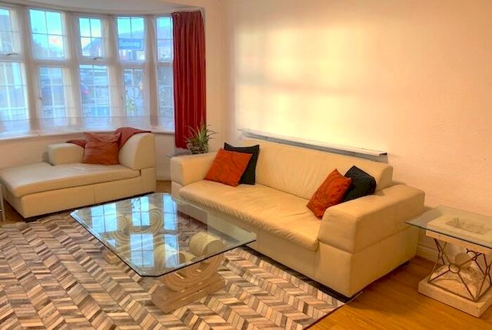 3 Bedroom Flat To Rent In The Burroughs, London, NW4