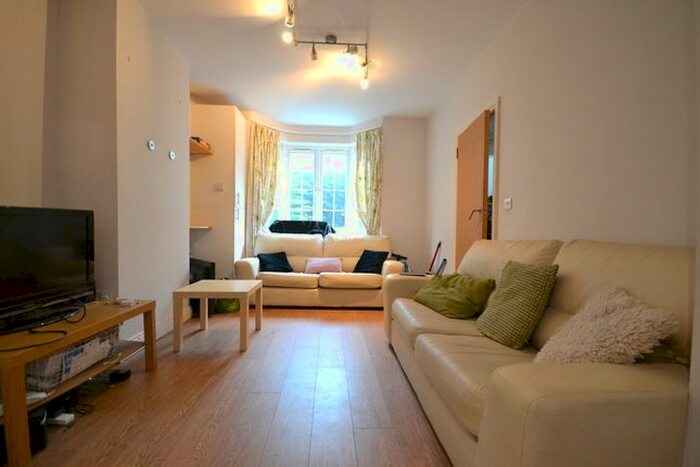 4 Bedroom Flat To Rent In Franciscan Road, Tooting, SW17