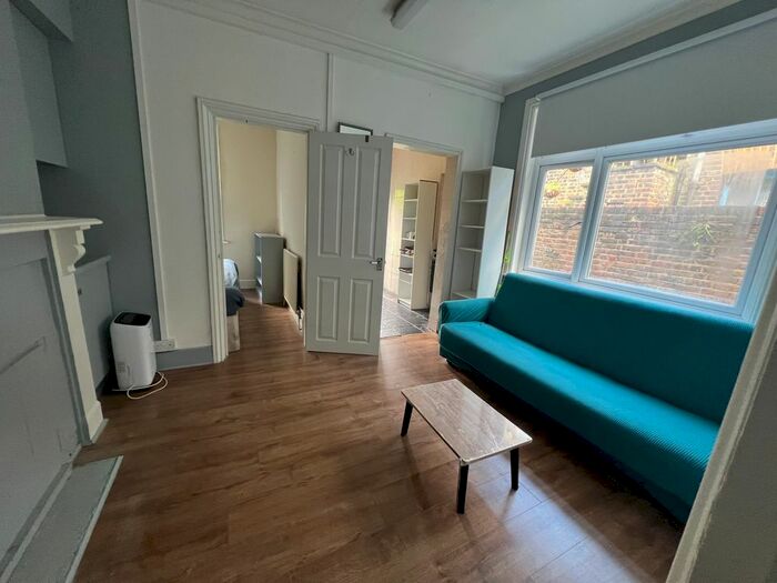 1 Bedroom Flat To Rent In Eynham Road, White City, W12