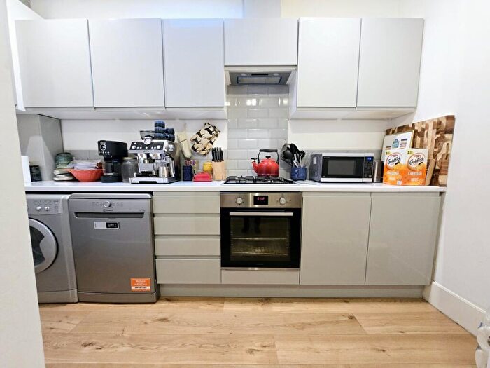 2 Bedroom Flat To Rent In Hillmarton Road, N7