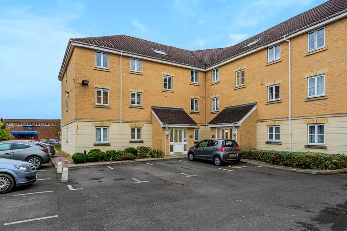 2 Bedroom Flat To Rent In Scholars Walk, Langley SL3