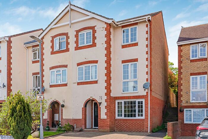 4 Bedroom Semi-Detached House For Sale In Oakfield Close, Potters Bar, EN6