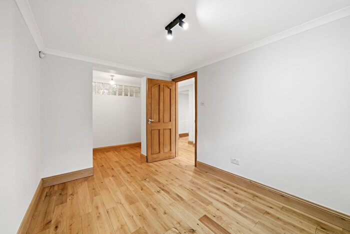 3 Bedroom Flat For Sale In Cathcart Hill, London, N19