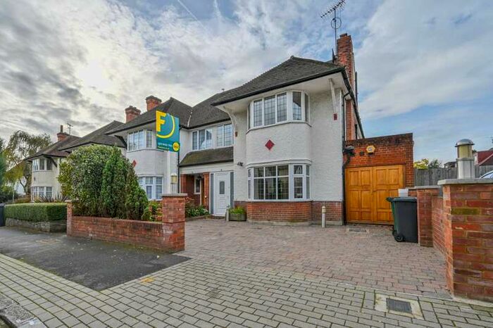 5 Bedroom Semi-Detached House To Rent In The Ridgeway, Finchley Central, N3