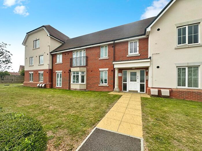 2 Bedroom Flat For Sale In Petunia Grove, Littlehampton, BN17