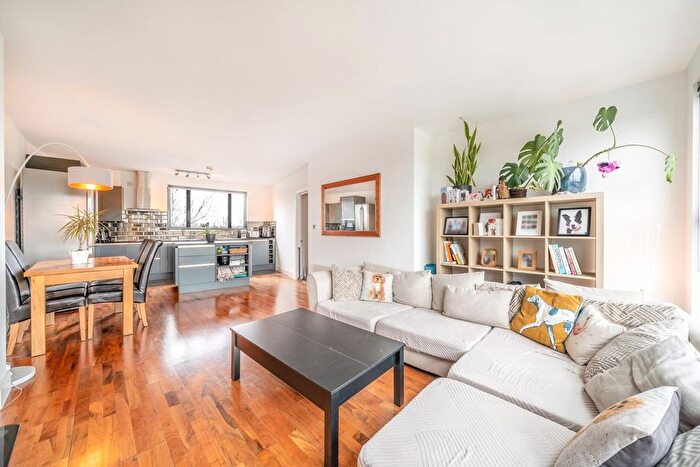 2 Bedroom Flat For Sale In Endwell Road, Brockley, SE4