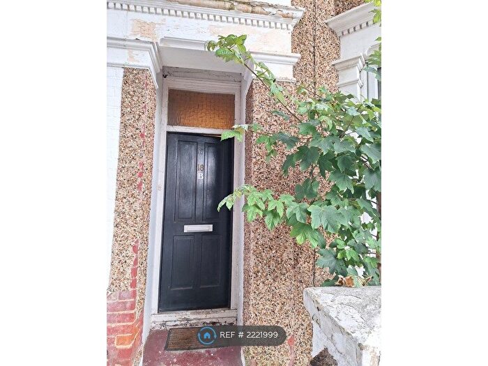 2 Bedroom Flat To Rent In Old Southend Road, Southend-On-Sea, SS1