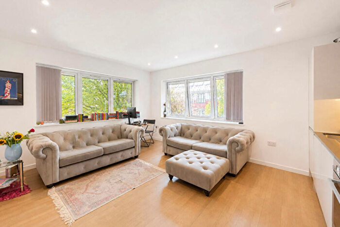 2 Bedroom Flat For Sale In River Court, Woking, Woking, GU21