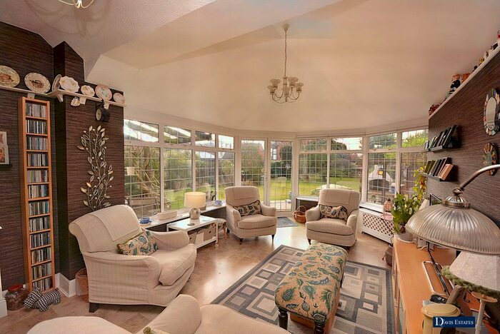 4 Bedroom Detached House For Sale In Oaklands Avenue, Romford, RM1