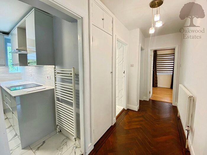 2 Bedroom Flat To Rent In Courtlands, Maidenhead, SL6