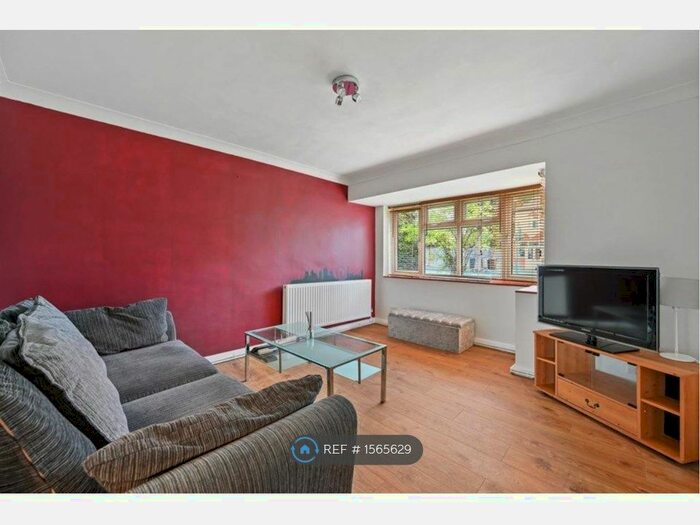 2 Bedroom Flat To Rent In Beechwood Court, Sutton, SM1
