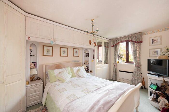2 Bedroom Flat For Sale In Dalrymple Close, London, N14