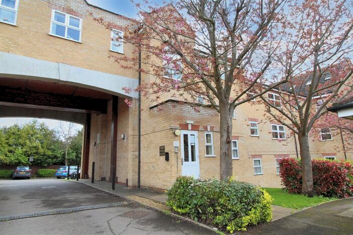 2 Bedroom Flat To Rent In Kirkland Drive, EN2