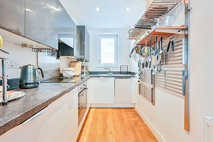 1 Bedroom Flat To Rent In Leighfield Court, Acton, London, W3