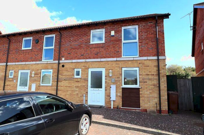 3 Bedroom Town House To Rent In Woburn Avenue, Lincoln, LN1