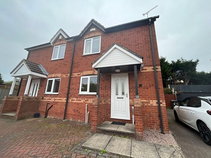 3 Bedroom Semi-Detached House To Rent In Birchen Holme, Broadmeadows, DE55