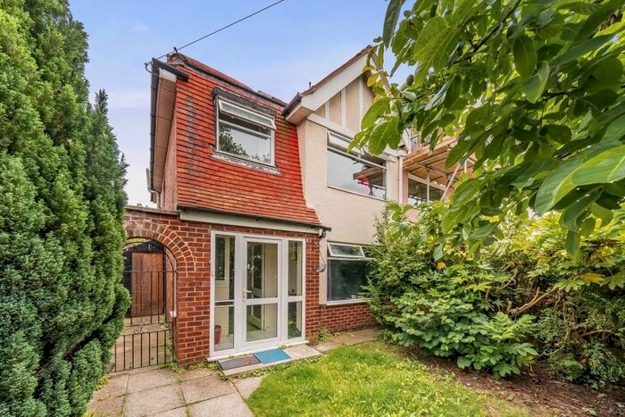 4 Bedroom Semi-Detached House To Rent In Littlemore Road, East Oxford, OX4