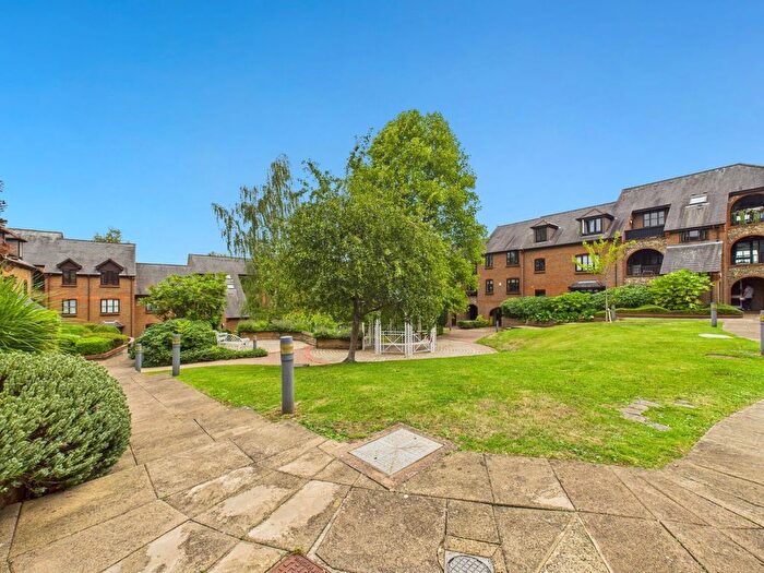 1 Bedroom Flat For Sale In Kingsmead Road, High Wycombe, Buckinghamshire, HP11