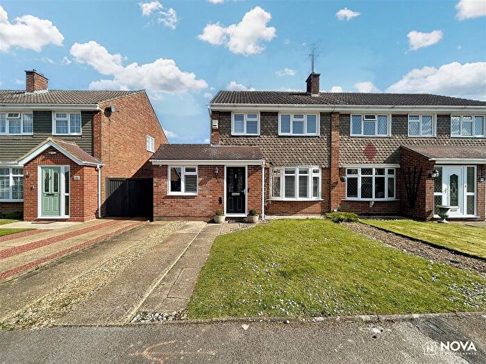 4 Bedroom Semi-Detached House For Sale In Turnpike Drive, Luton, LU3
