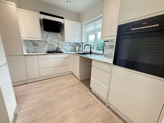 3 Bedroom Semi-Detached House To Rent In Great Cambridge Road, Cheshunt, Waltham Cross, EN8