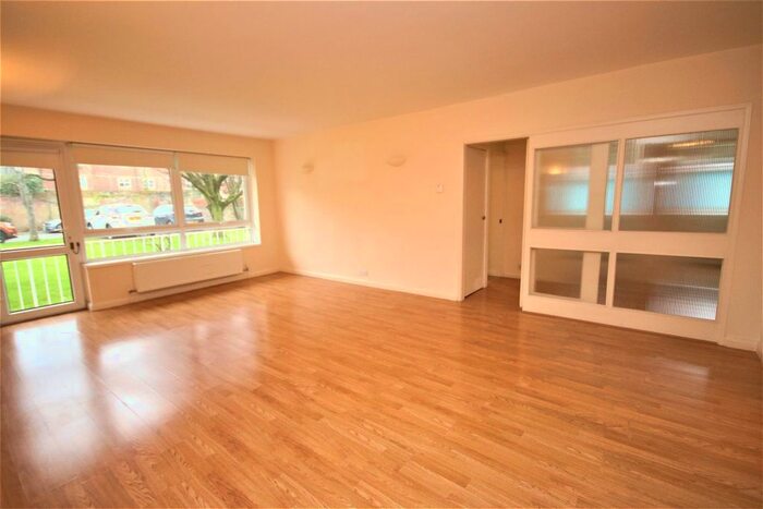 3 Bedroom Flat To Rent In Chase Road, London N14