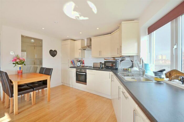 2 Bedroom Flat To Rent In Albion Drive, Hackney, E8