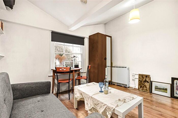 2 Bedroom Apartment To Rent In Compton Street, London, EC1V
