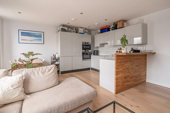 2 Bedroom Flat To Rent In Balham High Road, London, SW12