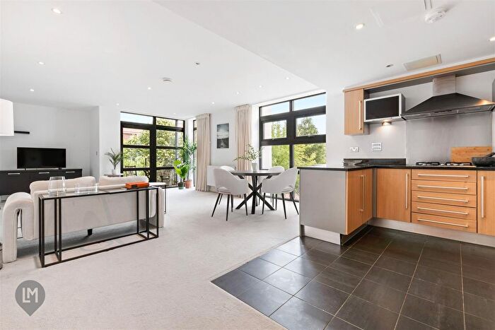 3 Bedroom Flat For Sale In Whitelands Crescent, London, SW18