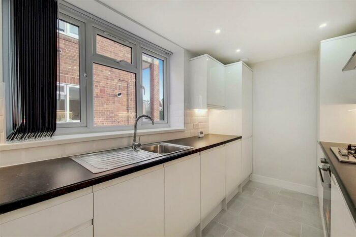 2 Bedroom Flat To Rent In Upper Richmond Road West, Sheen, SW14