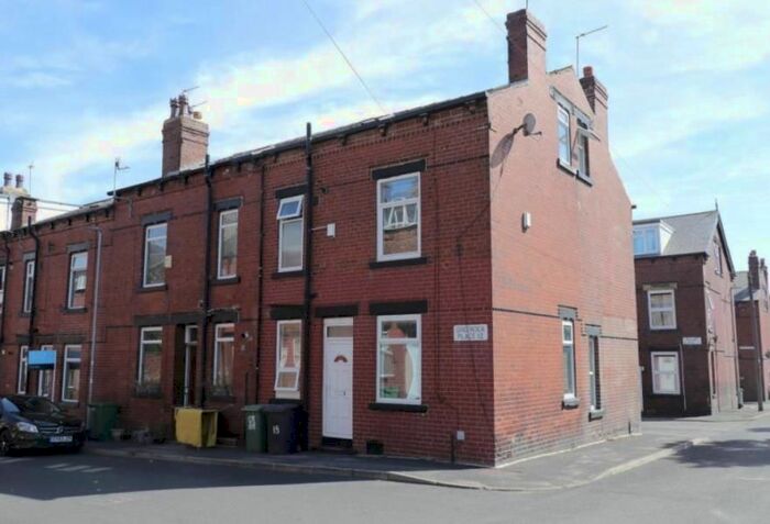 2 Bedroom End Of Terrace House To Rent In Greenock Place, Armley, Leeds, LS12
