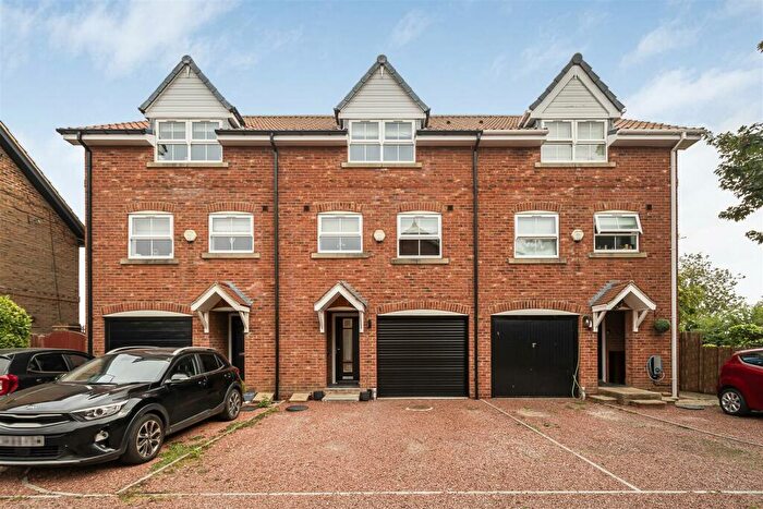 4 Bedroom Town House To Rent In Willow Croft, Hook, Goole, DN14