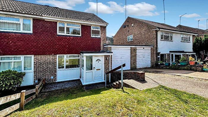 3 Bedroom Semi Detached House For Sale In Lapwing Close, South Croydon, CR2