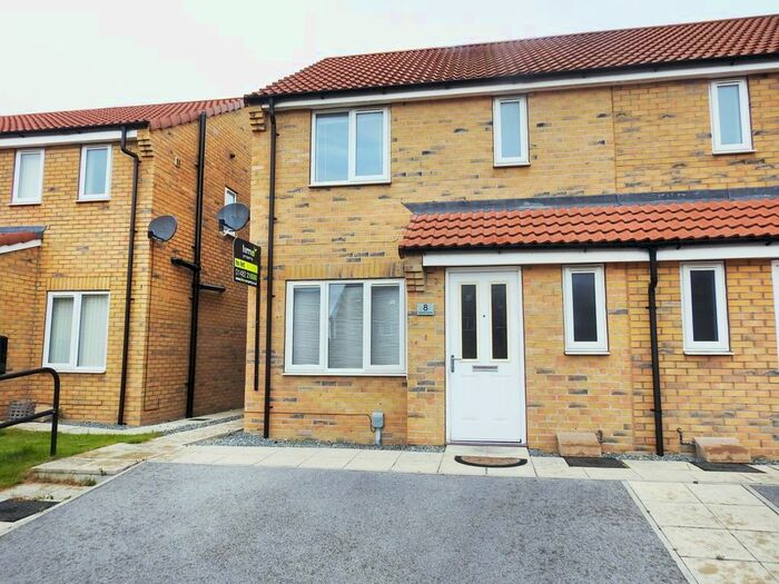 3 Bedroom Semi-Detached House To Rent In Chartwell Gardens, Kingswood, HU7